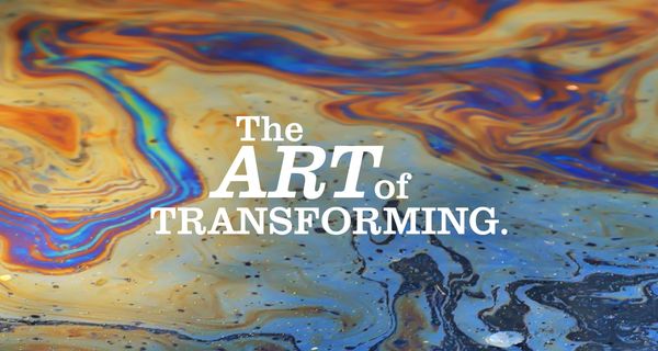 Ölspur als Hintergrund mit dem Text "The art of transforming" darauf - WU Executive Academy