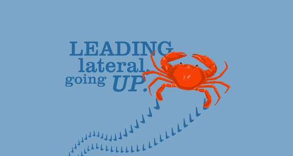 Abbildung einer orangefarbenen Krabbe neben dem Text „LEADING lateral, going UP!“ auf blauem Hintergrund. Ein Muster aus Pfeilen zeigt nach oben. - WU Executive Academy