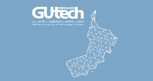 Blaue Grafik mit dem weißen geometrischen Umriss des Oman. Oben steht in großen weißen Buchstaben „GUtech“, darunter steht auf Englisch und Arabisch „German University of Technology in Oman“. - WU Executive Academy