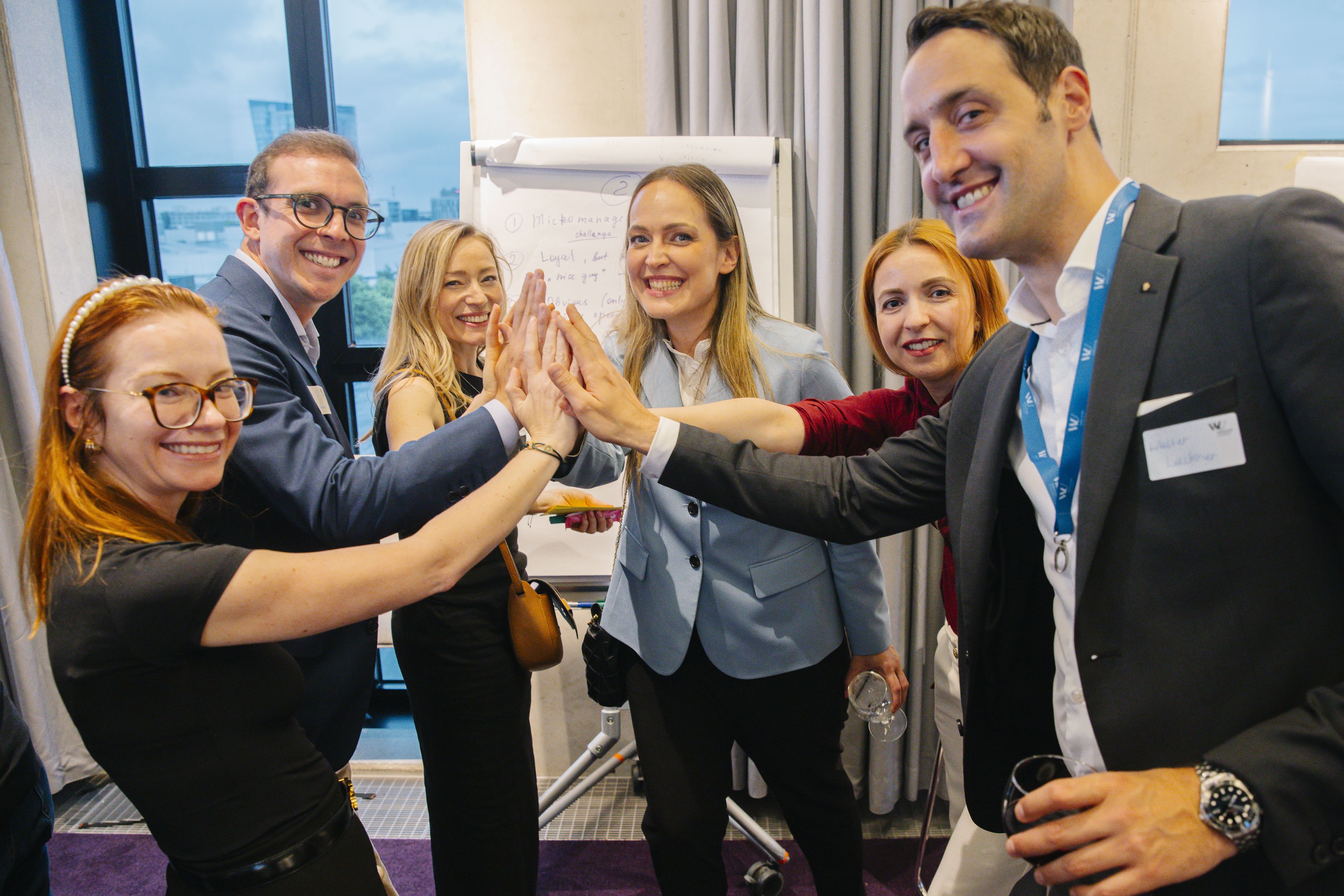 Sechs Personen bei einem Community Event - WU Executive Academy